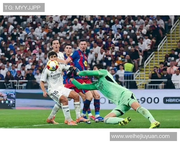 足球明星在镜头前奔跑展现风采的精彩瞬间视频合集